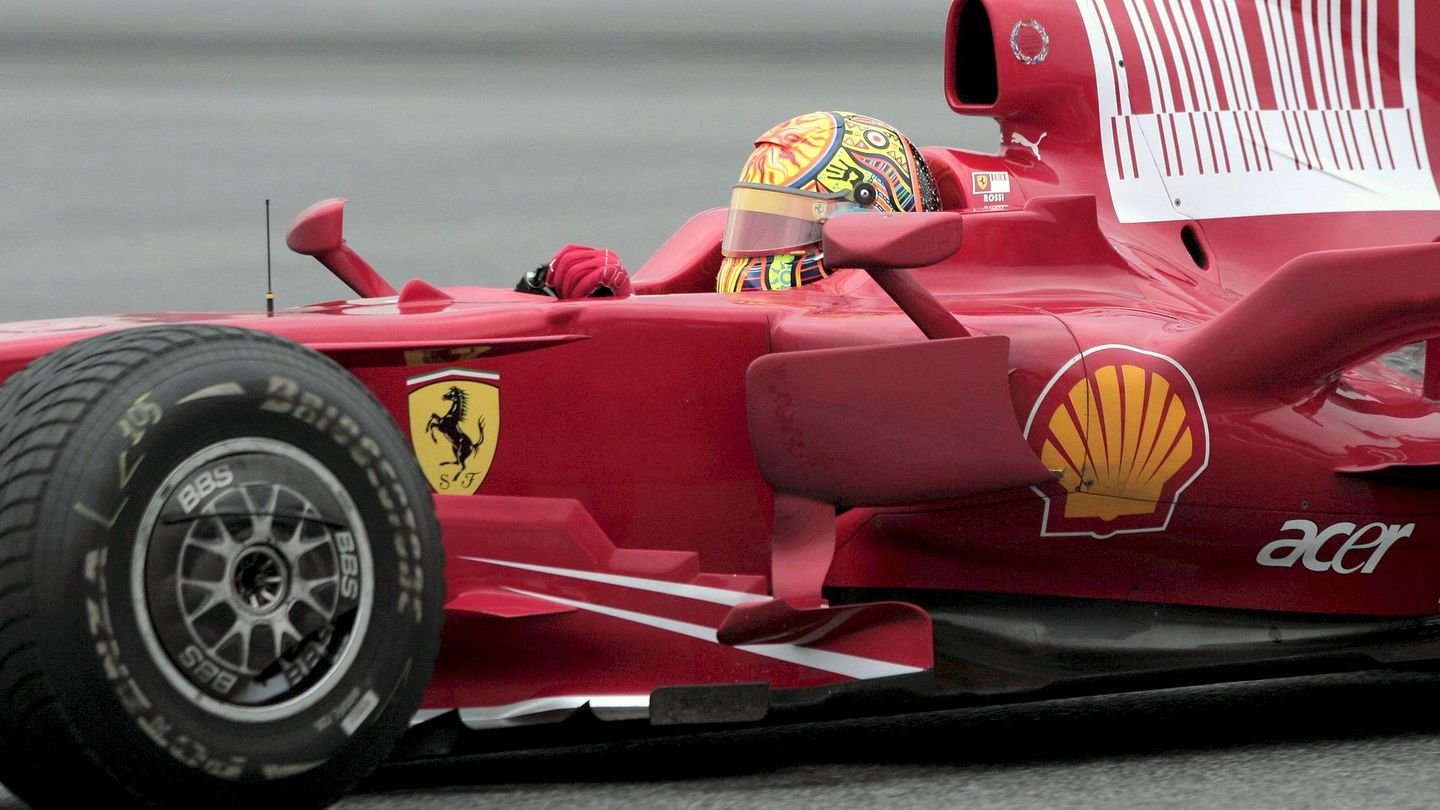 Valentino Rossi con el Ferrari de F1, en 2010. (EFE/ Andreu Dalmau)