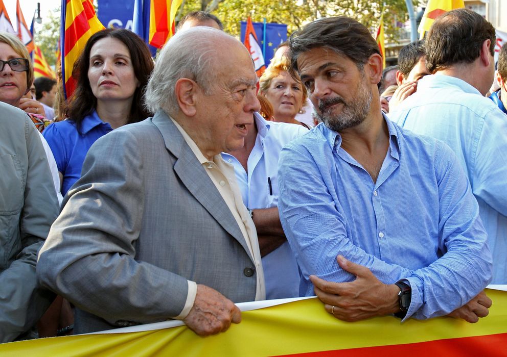 Foto: El expresidente de la Generalitat Jordi Pujol (i) conversa con su hijo Oriol. (EFE)