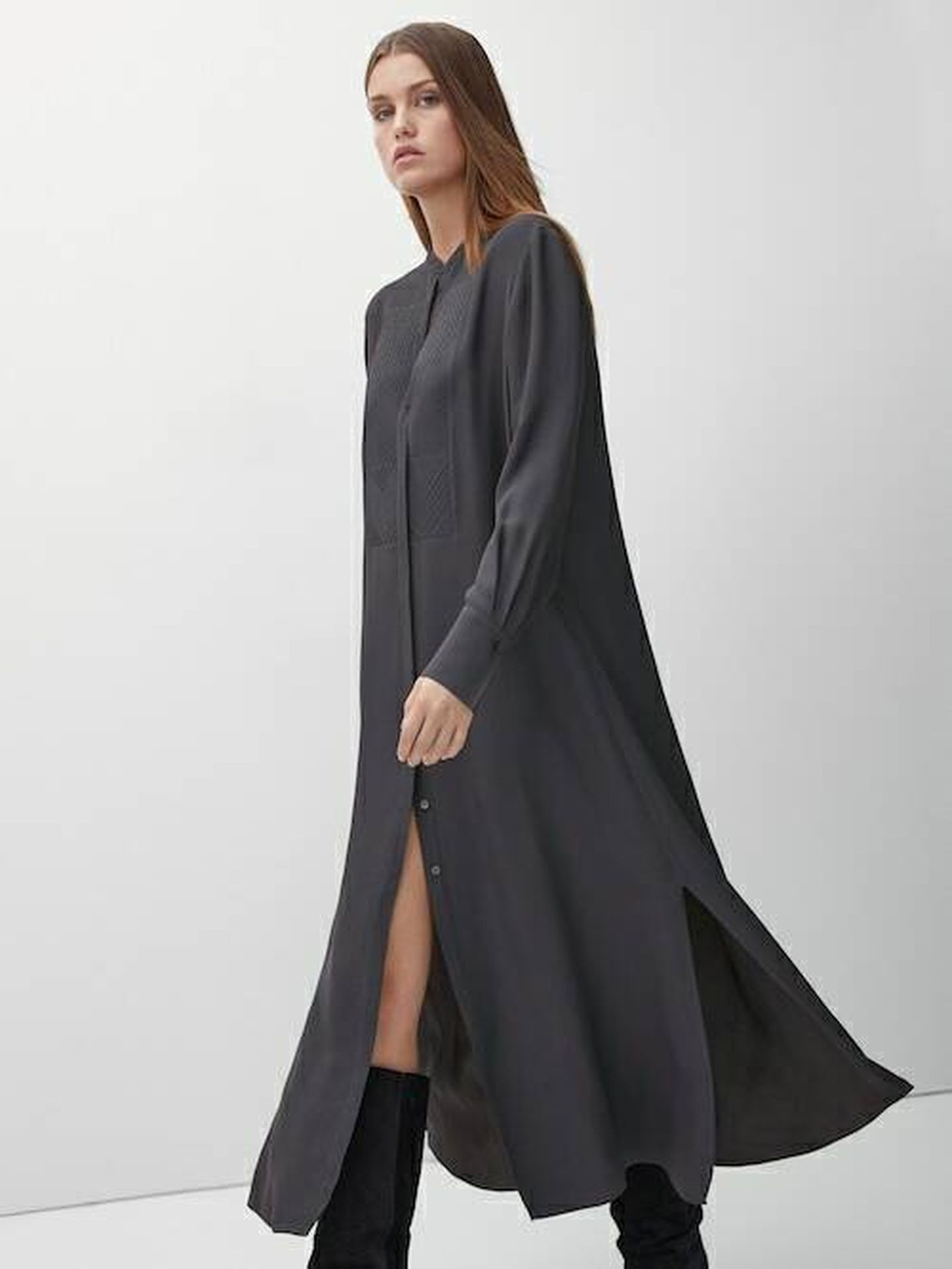 El vestido de color gris de Massimo Dutti. (Cortesía)
