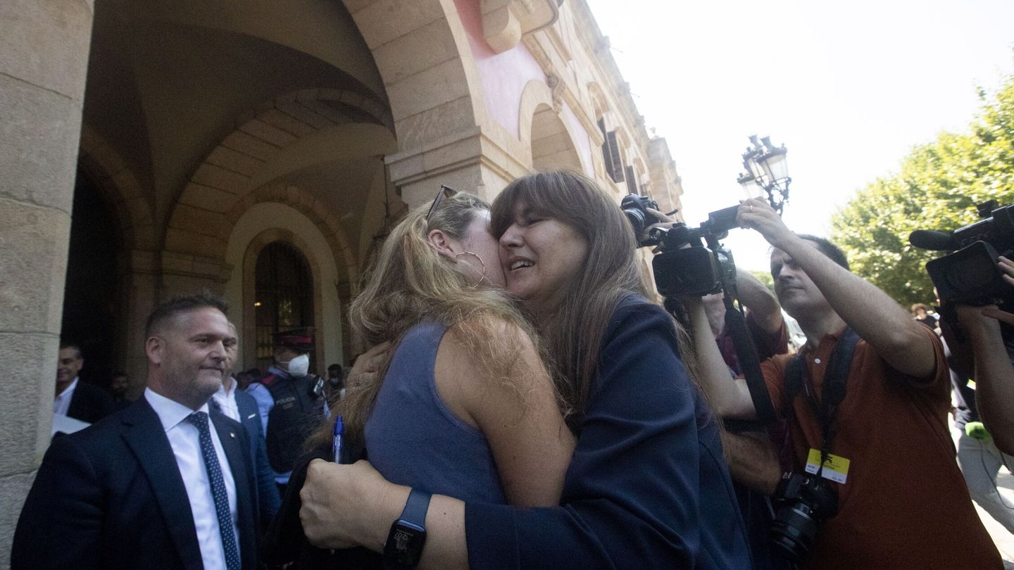 Borràs se abraza a su hija tras bajar a saludar a sus simpatizantes. (EFE/Marta Perez)