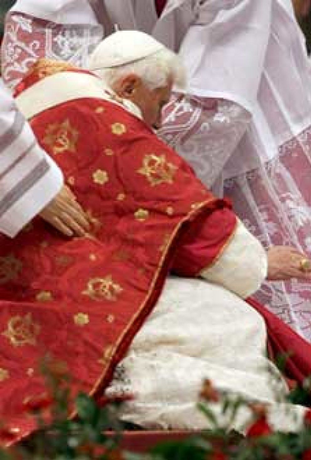 Foto: El tropiezo del Papa