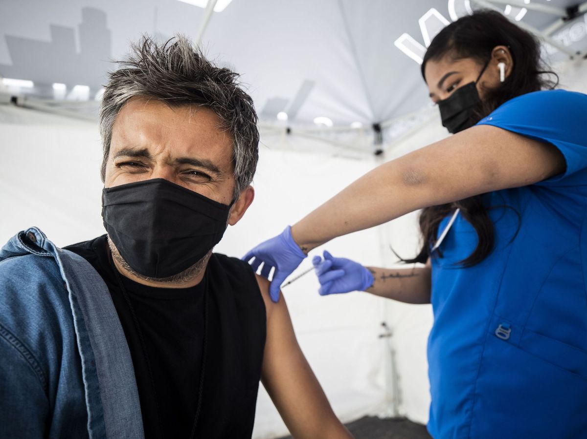 Foto: un hombre recibe la vacuna de Janssen en Estados Unidos. (EFE)