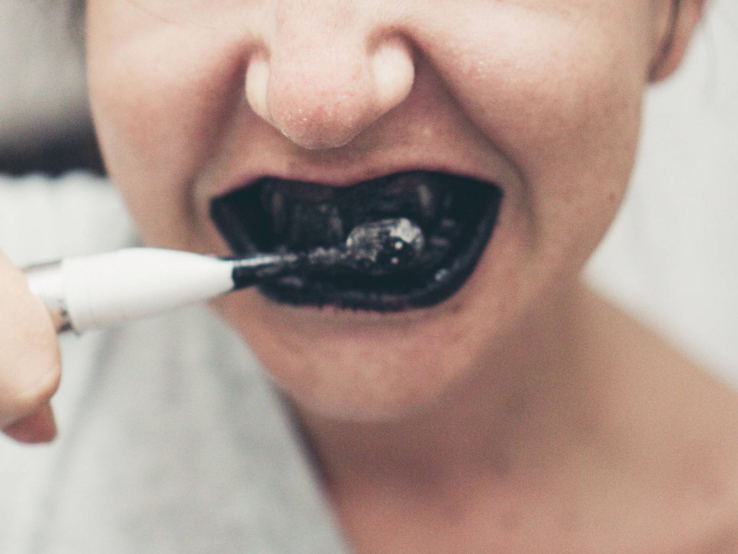 Riesgos y beneficios de las pastas de dientes con carbón. (Unsplash)