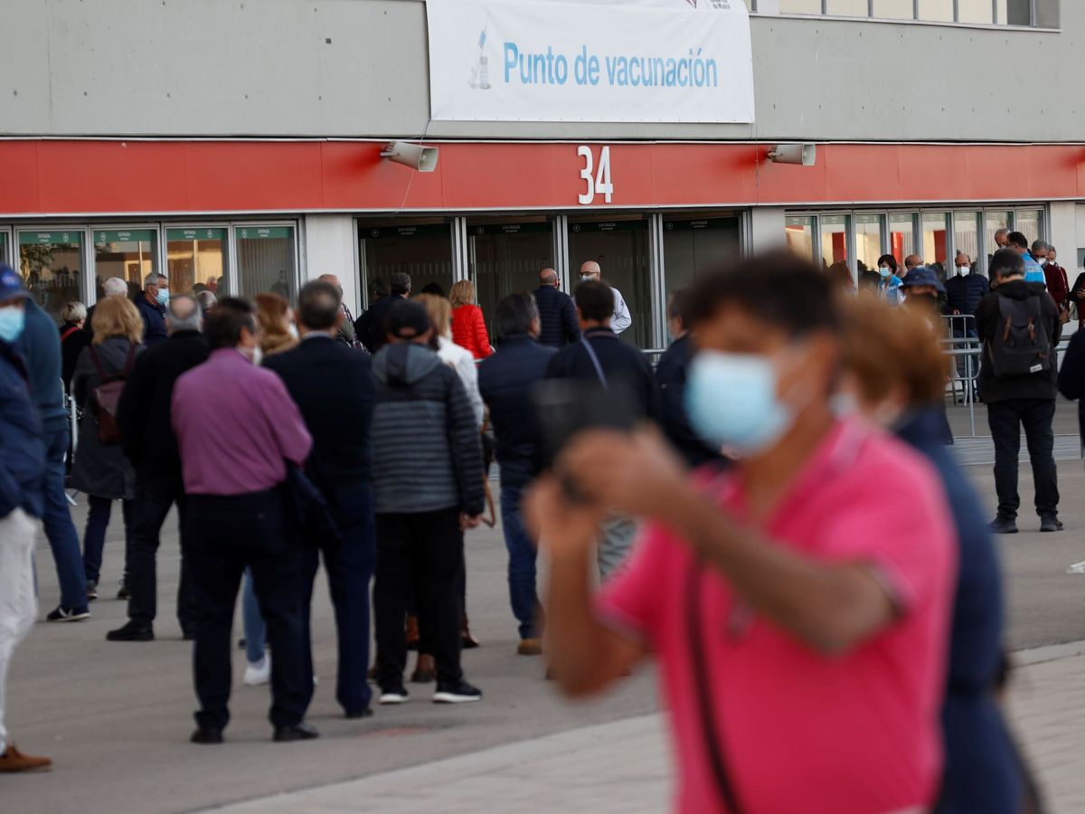 Foto: Vista de las personas que esperan para recibir la vacuna el pasado jueves en el estadio Wanda Metropolitano. (EFE)