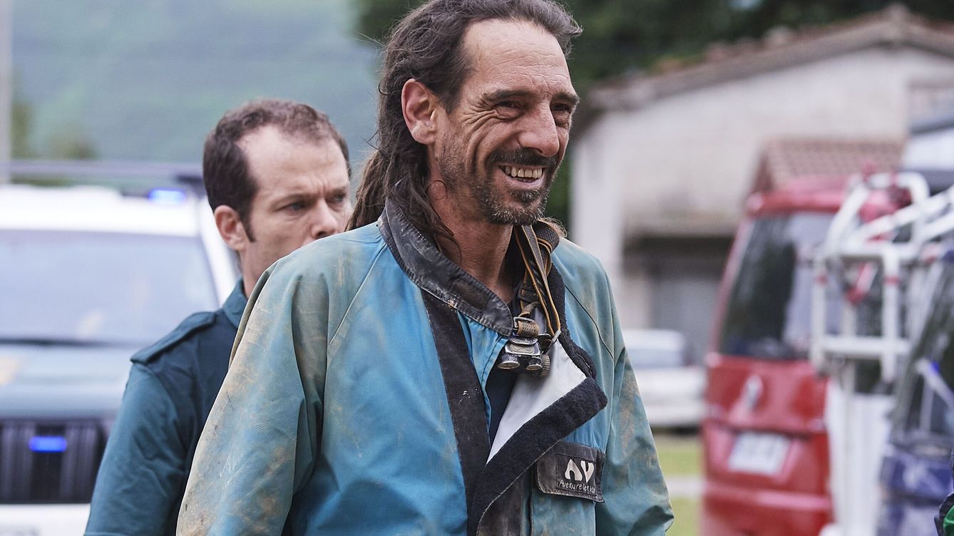 Foto: Alfonso Urrutia, feliz al salir de la cueva. (Europa Press/César Ortiz)