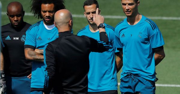 Foto: Zidane (2d, de espaldas) da instrucciones a sus jugadores, Cristiano Ronaldo (d), Lucas Vázquez (2d) y Marcelo Vieira (2i). (EFE)