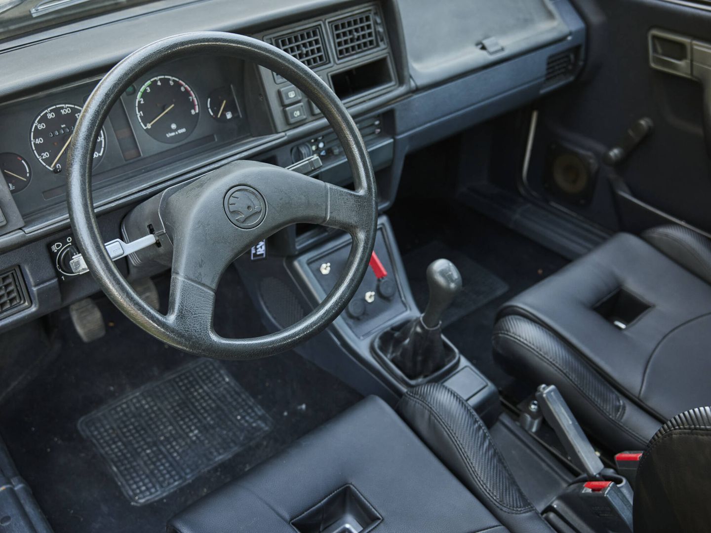 Tanto el volante, salpicadero, cambio o freno de mano son los originales del coche.