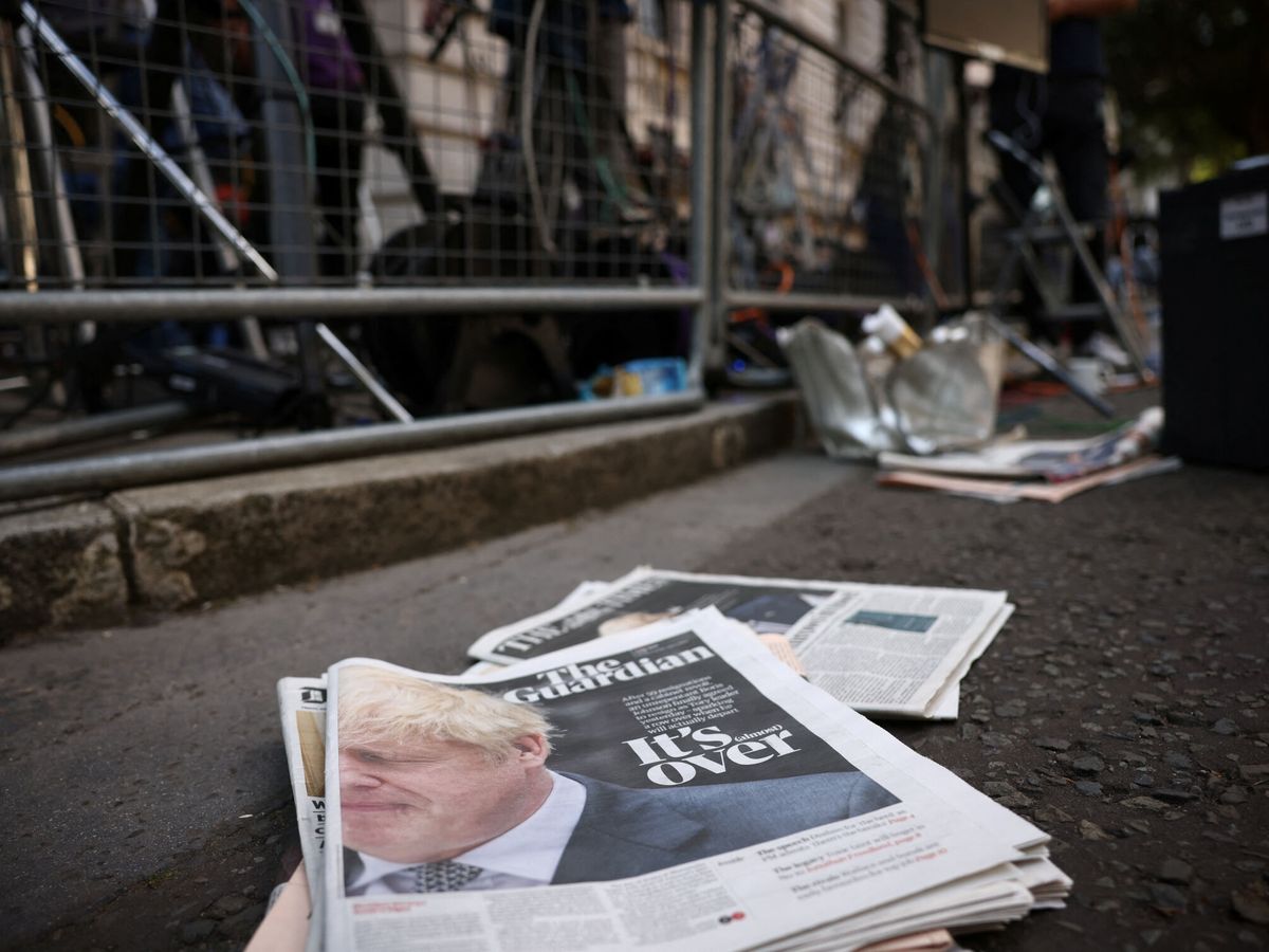 Foto: Periódicos en Downing Street. (Reuters/Henry Nicholls)