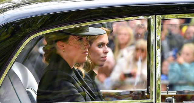 Beatriz y Eugenia de York, en el funeral. (Reuters/Pool/Anthony Devlin)