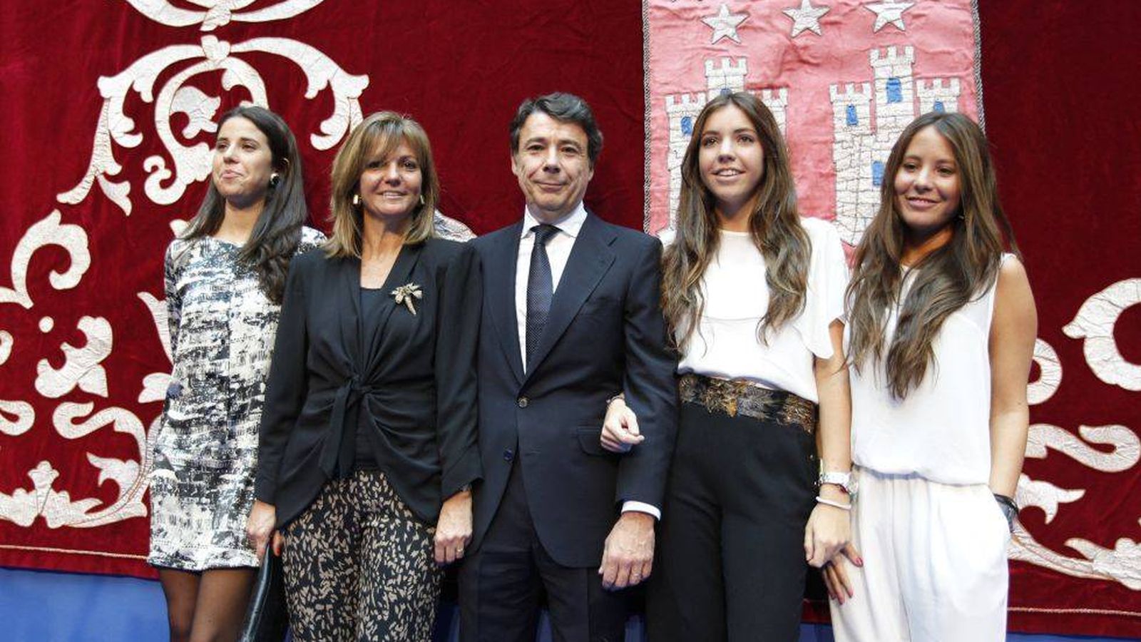 Foto: Ignacio González y Lourdes Cavero con sus hijas Lourdes, Patricia y Rocío. (EFE)