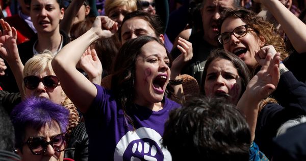 Foto: Concentración feminista contra el fallo judicial de La Manada en la Puerta del Sol. (EFE)