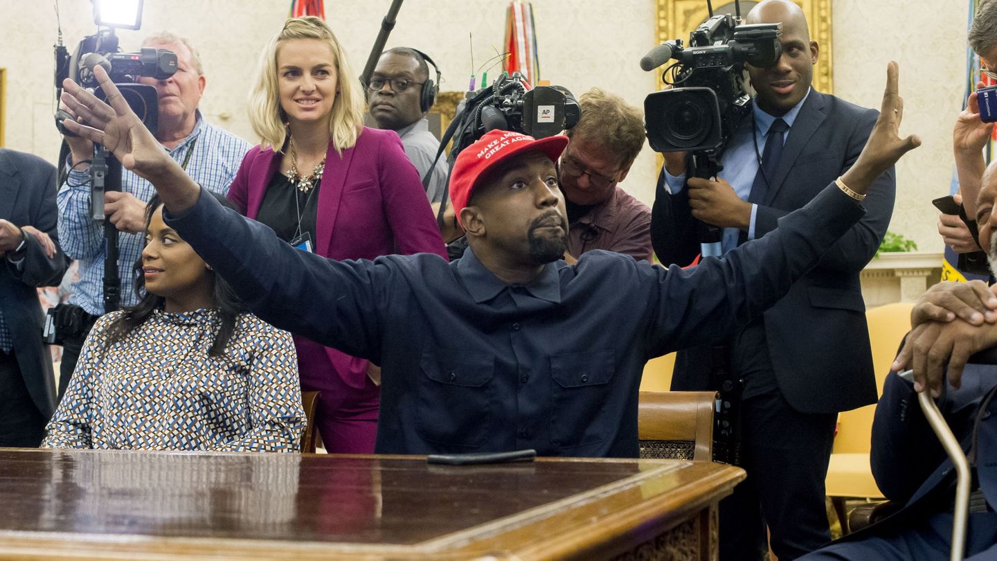 Kanye West, rodeado de medios de comunicación. (EFE)