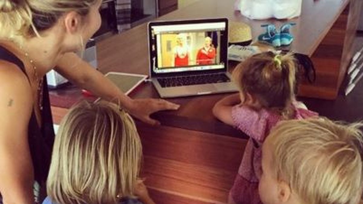Instagram - Elsa Pataky ve a 'papá Hemsworth' en la tele con los niños