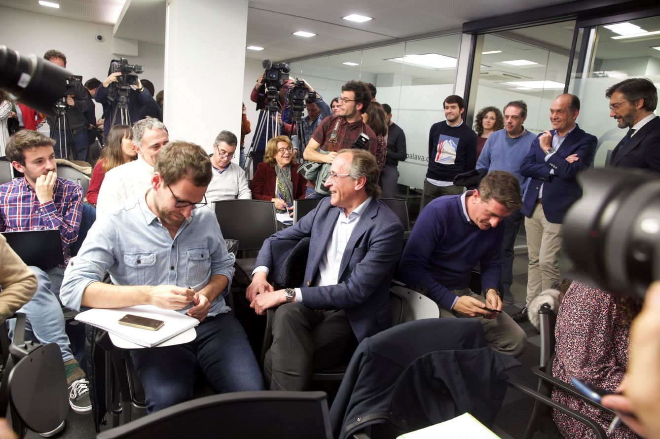 Alonso bromea con los periodistas tras su intervención en la sede del PP de Vitoria. (EFE)
