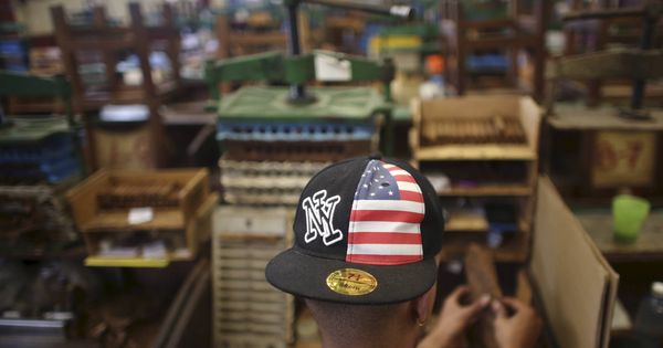 Foto: Un trabajador con una gorra con los colores de la bandera de EEUU en la Fábrica de Tabacos La Corona, en La Habana. (Reuters)   