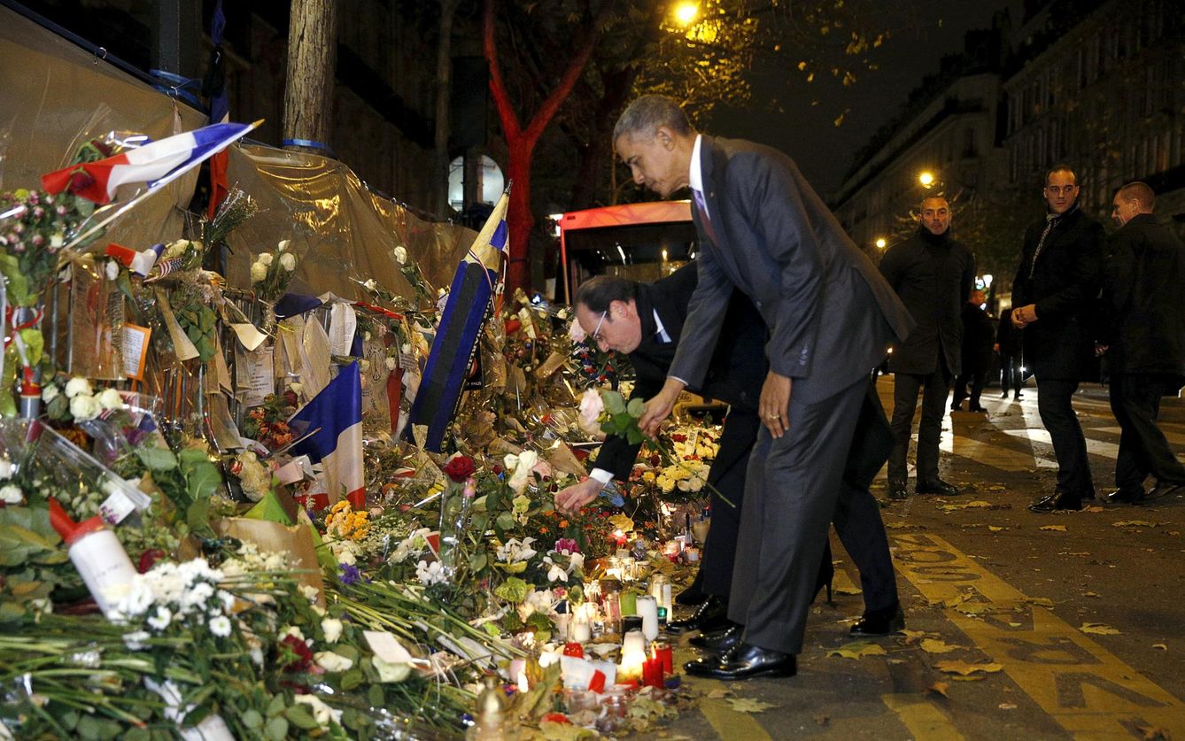 Hollande y Obama depositan flores en un homenaje a las víctimas de los ataques de París. (Reuters)