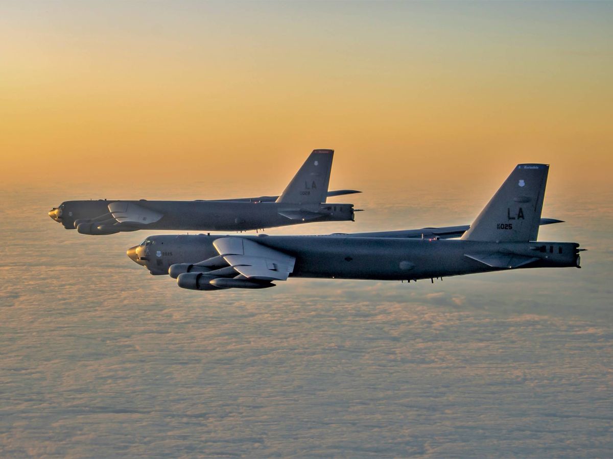 Foto: Dos B-52H volando sobre el Báltico. (USAF)