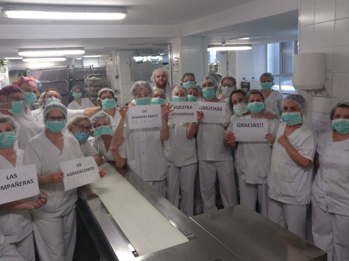 Los actuales trabajadores de la cocina de La Paz, dando las gracias al resto de hospitales que se han solidarizado con ellos.