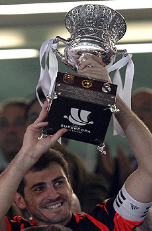 Foto: Casillas: "El Barça ha sido muy profesional al quedarse en la entrega del trofeo"