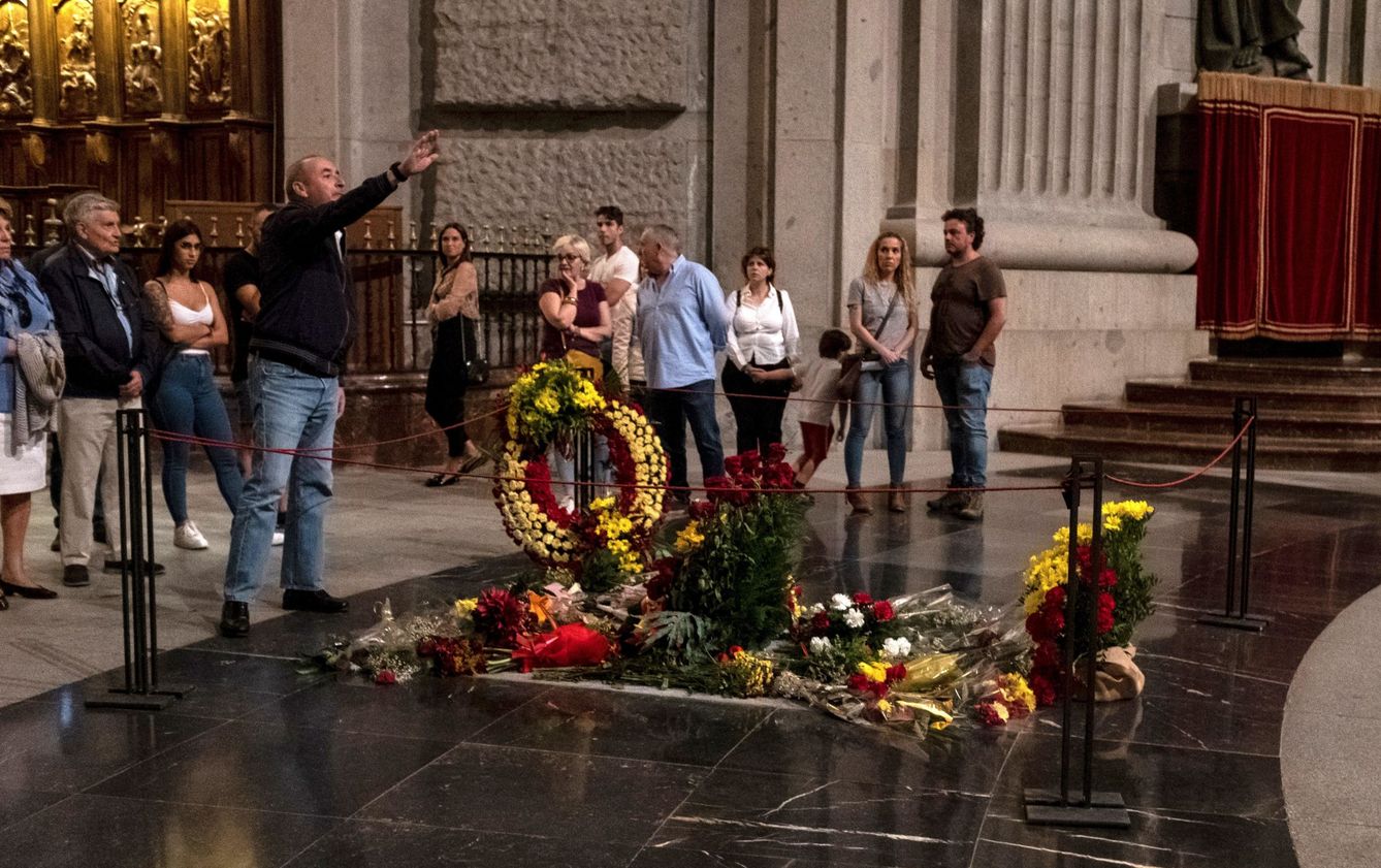 Último día de visitas en el Valle de los Caídos. En la imagen, un hombre hace el saludo fascista ante la tumba de Francisco Franco, este 11 de octubre. (EFE)