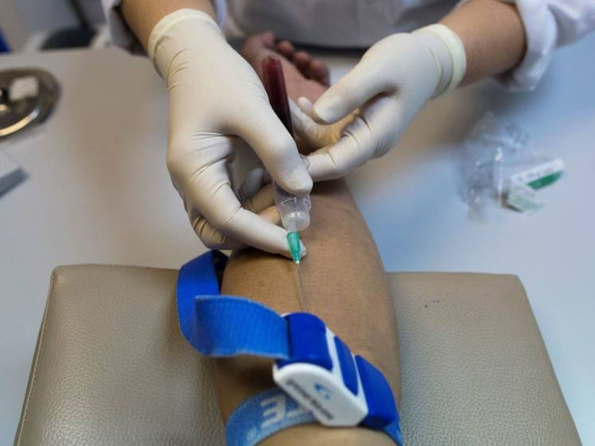 Foto: Recogida de muestra de sangre para una prueba del VIH. (EFE)
