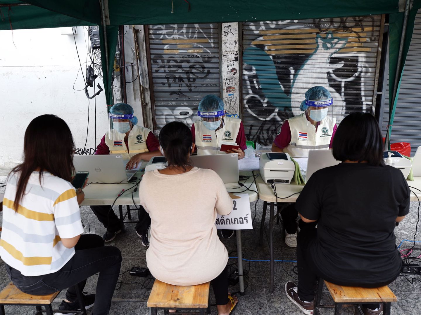 Test de coronavirus en las calles de Bangkok. (EFE)