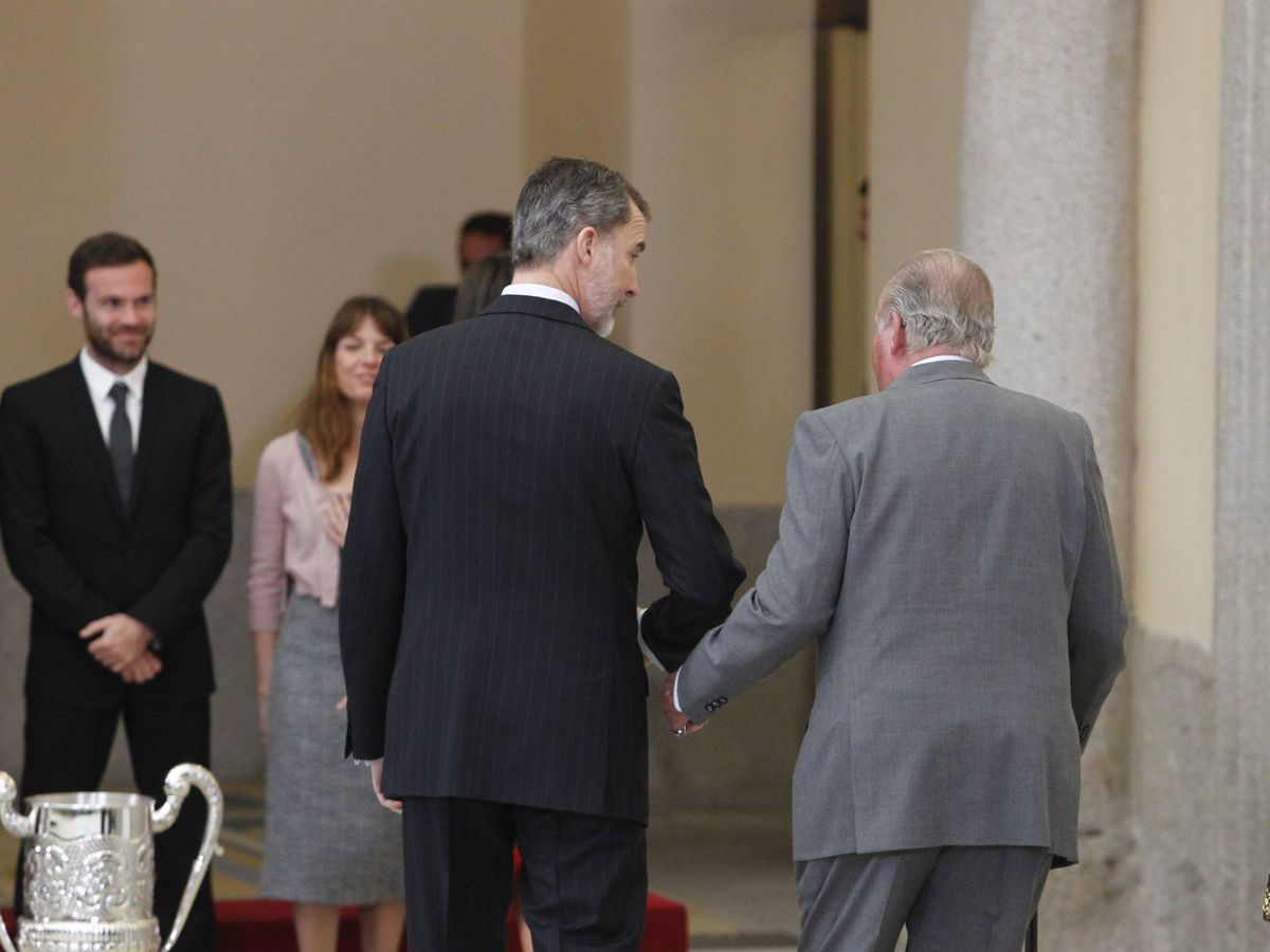 Foto: Felipe VI (i), junto a su padre, el rey emérito Juan Carlos. (EFE)