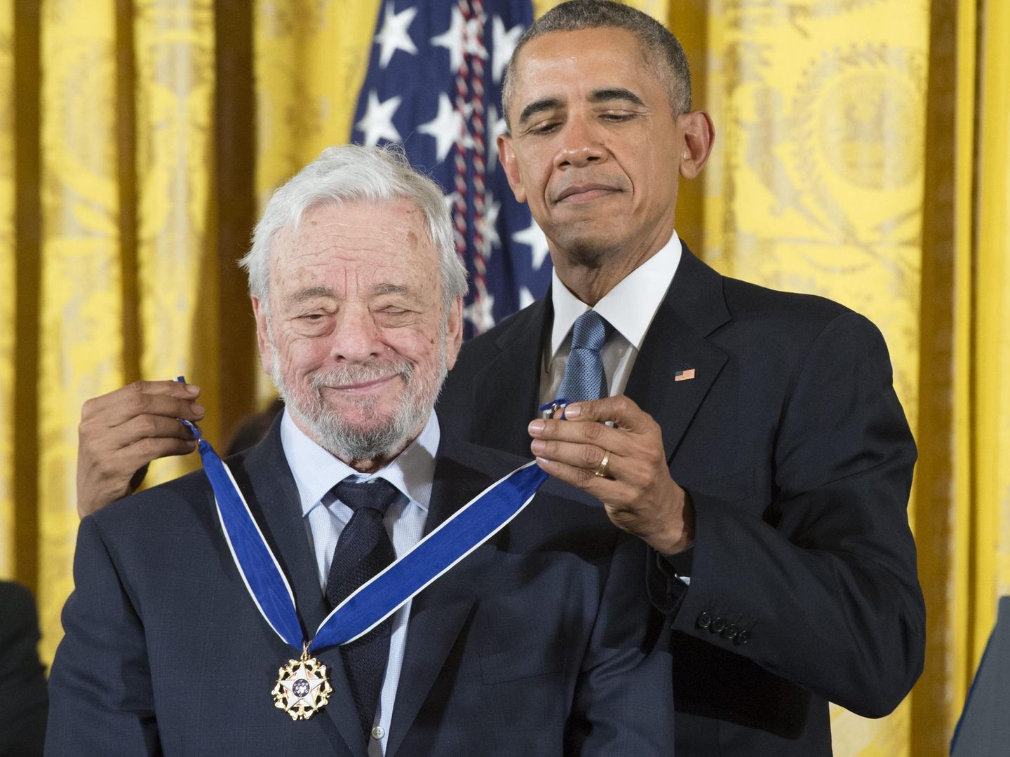 Sondheim recibe la Medalla de la Libertad de manos del presidente Barack Obama. (EFE)