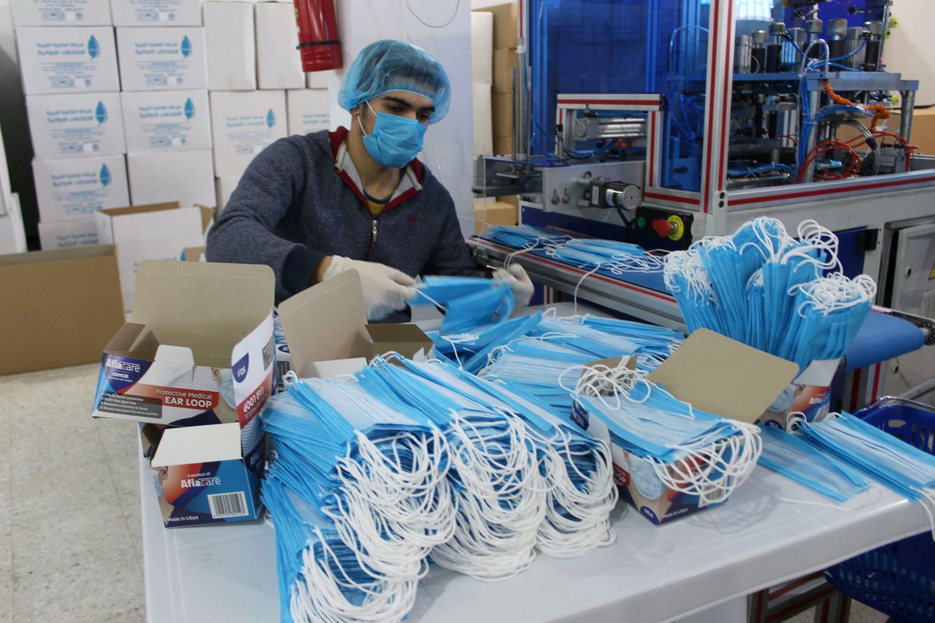 Un trabajador, con varias cajas de mascarillas. (Reuters)