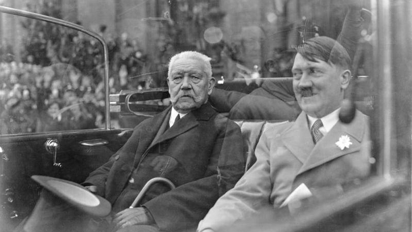 El mariscal Von Hindenburg y Hitler en Berlín en 1933