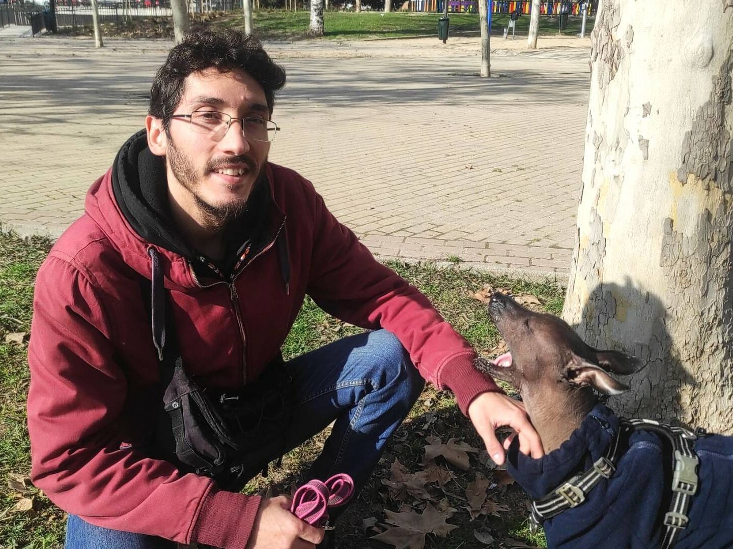 Roberto y el perro que cuida esa mañana, en un parque de Madrid. (L.B.)