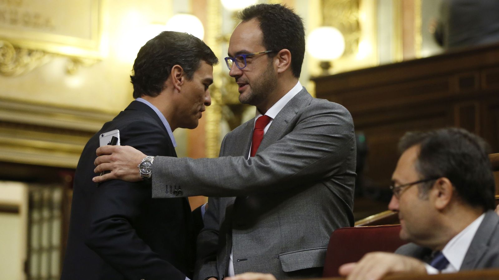 Foto: El exsecretario general del PSOE, Pedro Sánchez, saluda al portavoz del grupo parlamentario socialista, Antonio Hernando (EFE)