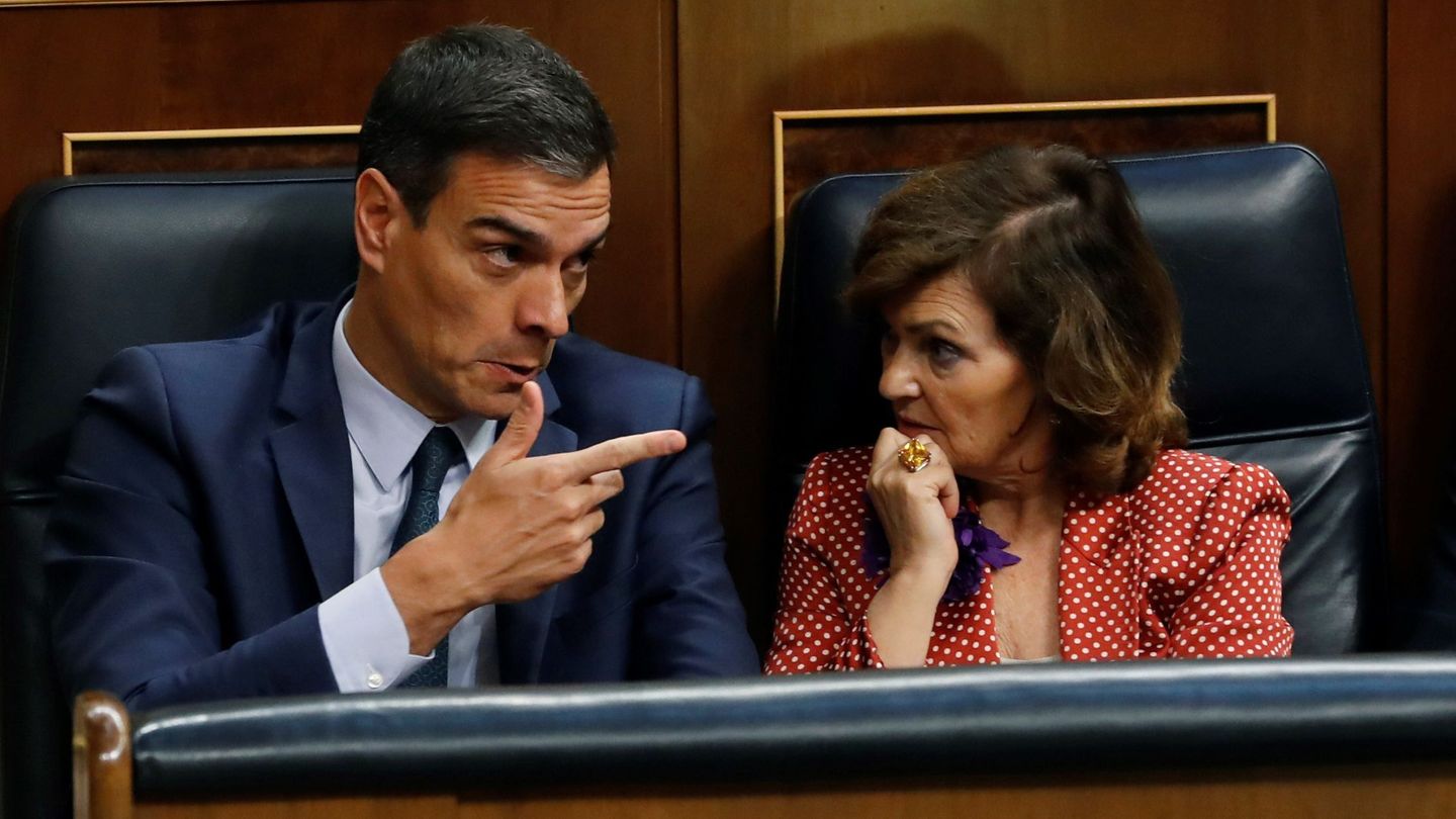 Sánchez, junto a Calvo, antes de la votación. (EFE)