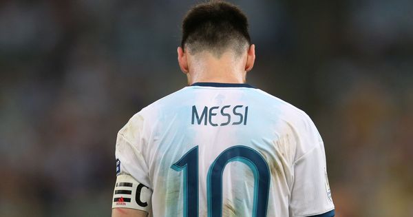 Foto: Leo Messi abandona el campo de Maracaná cabizbajo tras ganarle a Venezuela en los cuartos de la Copa América. (Reuters)