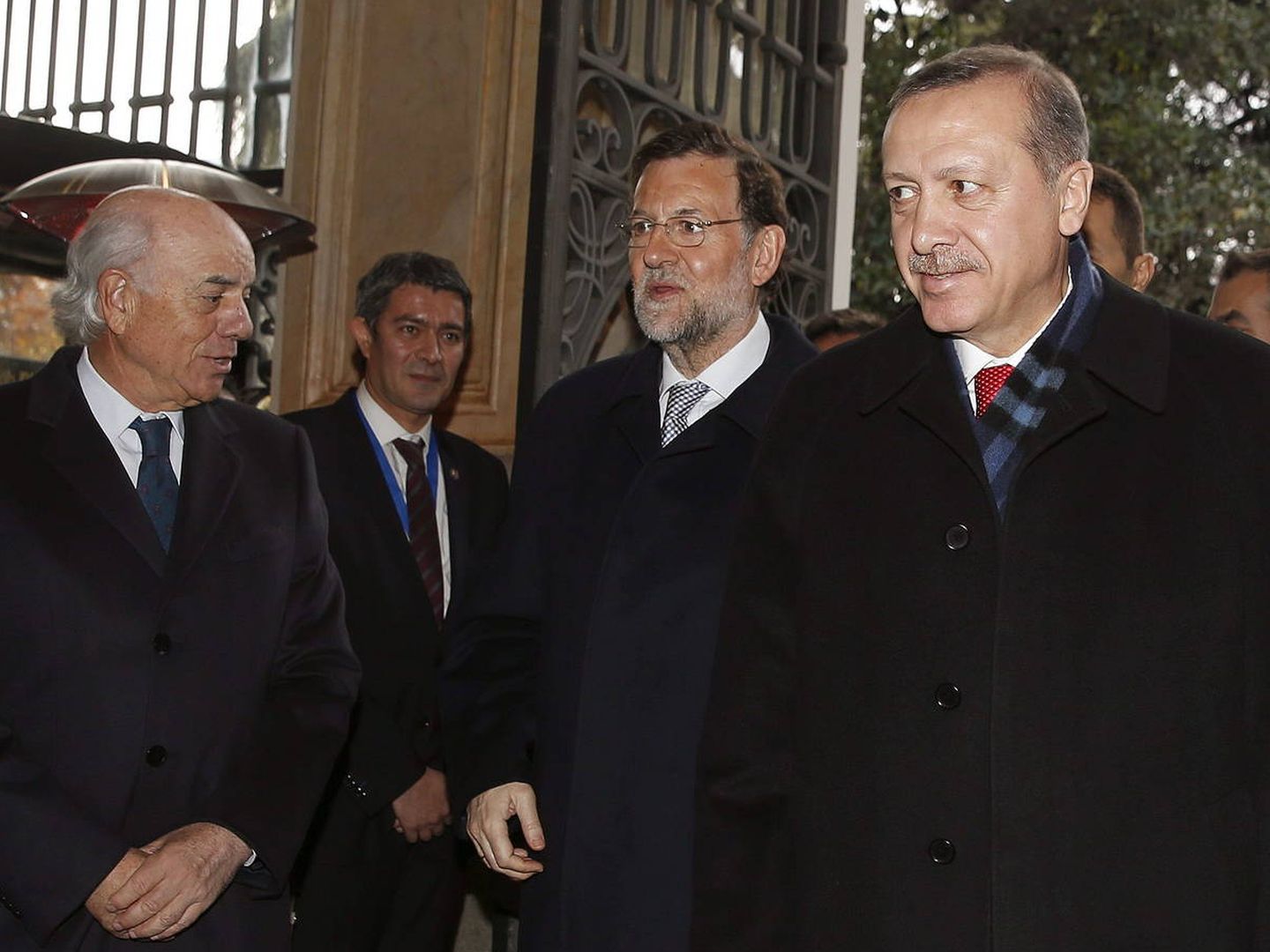 El expresidente del Gobierno Mariano Rajoy (c), el presidente de Turquía, Recep Tayyip Erdogan (d), y el expresidente del BBVA Francisco González (i), en una visita de 2012. (EFE/Juanjo Martín)