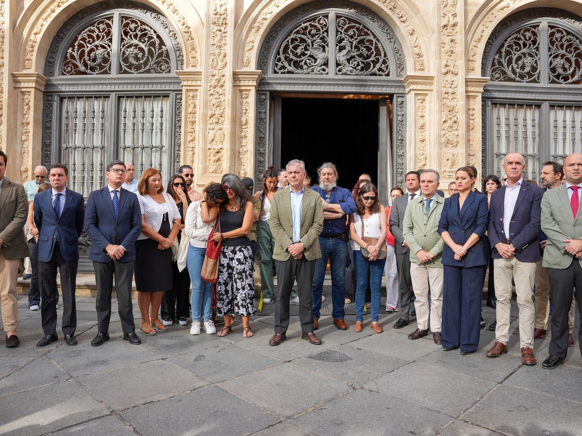 Foto: Los concejales del Ayuntamiento de Sevilla junto a los familiares de la sevillana fallecida en Israel por el ataque de Hamás. (María José López/Europa Press)