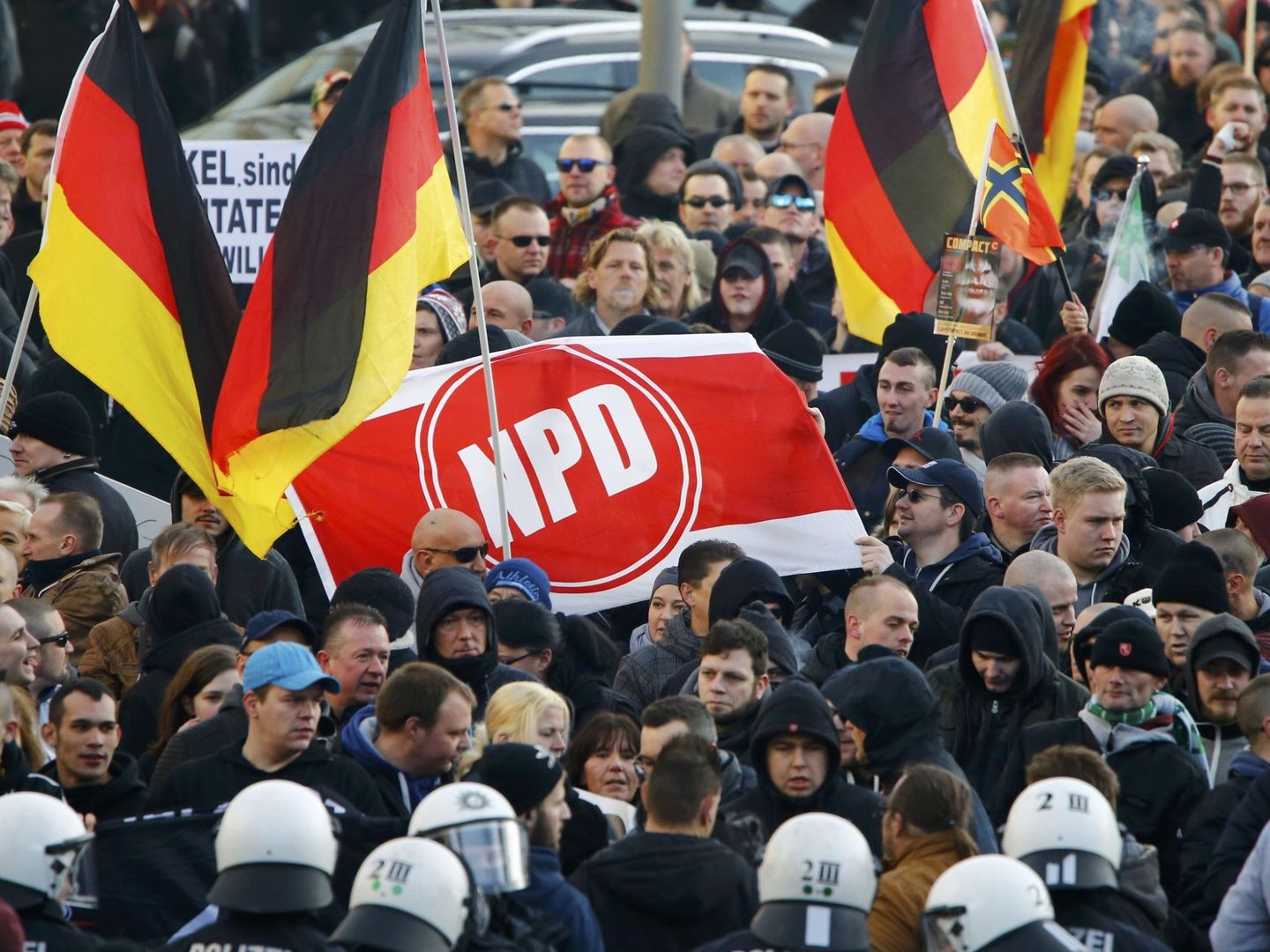 Seguidores de Pegida con un cartel del NPD se manifiestan contra la llegada de refugiados en Colonia, Alemania (Reuters).