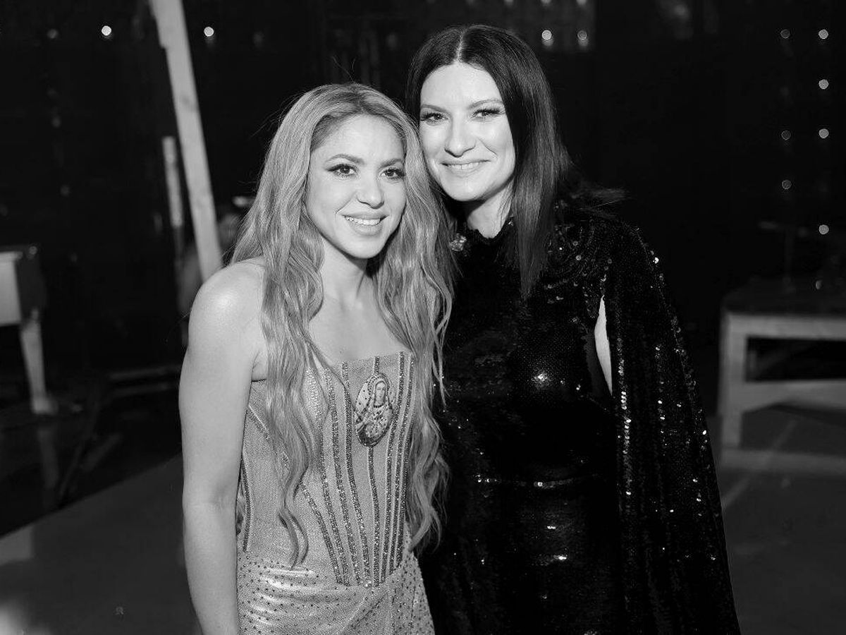Foto: Shakira y Laura Pausini en el backstage de los Latin Grammy 2023. (Getty Images)