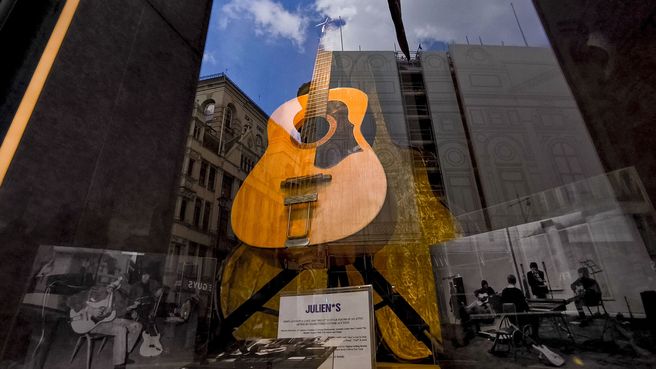 Foto de La guitarra perdida de John Lennon, a subasta en Londres