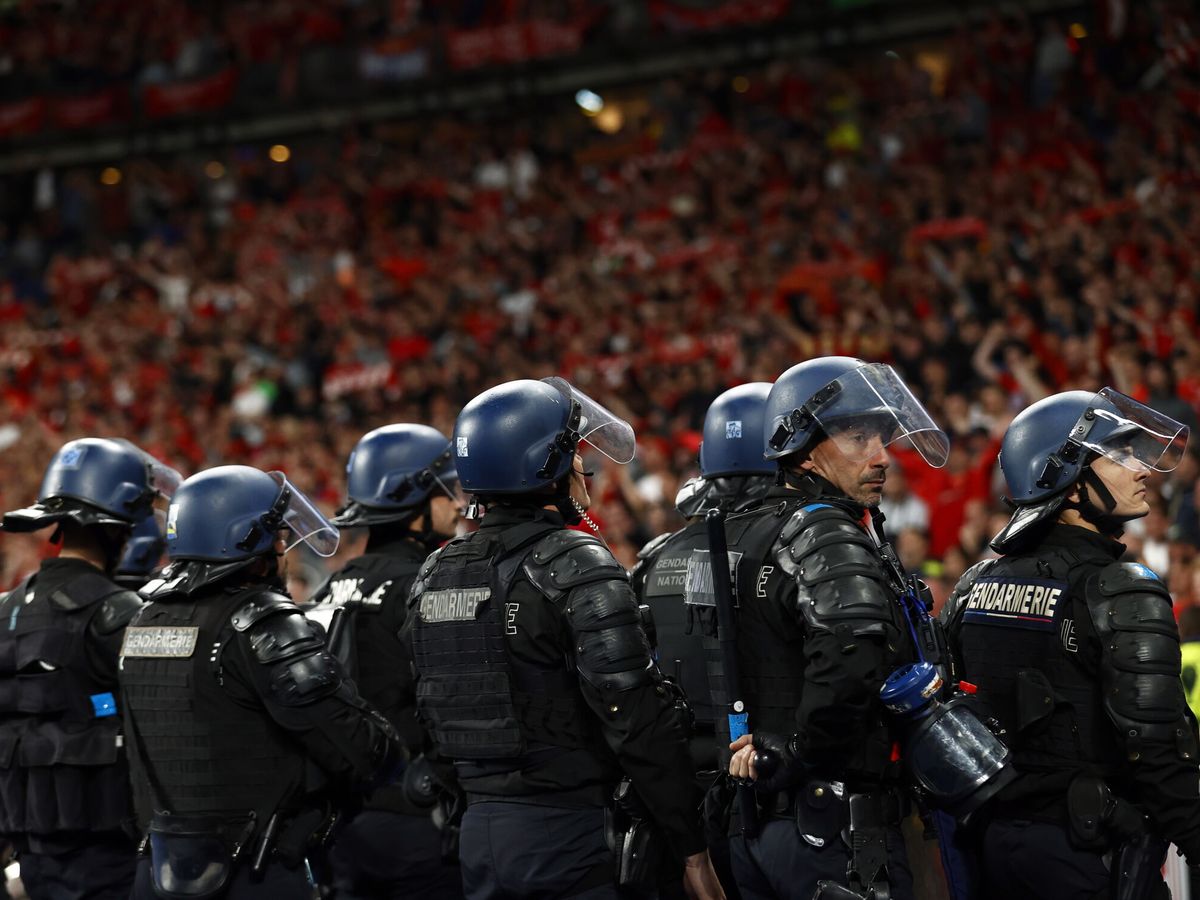 Foto: Policías antidisturbios franceses frente a los aficionados del Liverpool en la final de la Champions League. (EFE/EPA/Yoan Valat)
