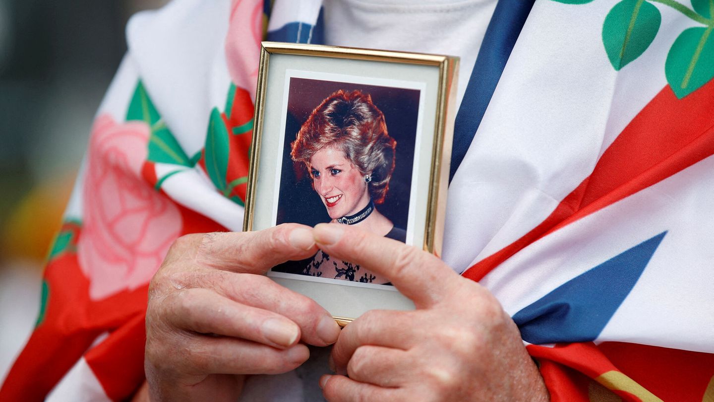 Un admirador de Diana, rememorando el 25 aniversario de su muerte. (Reuters)