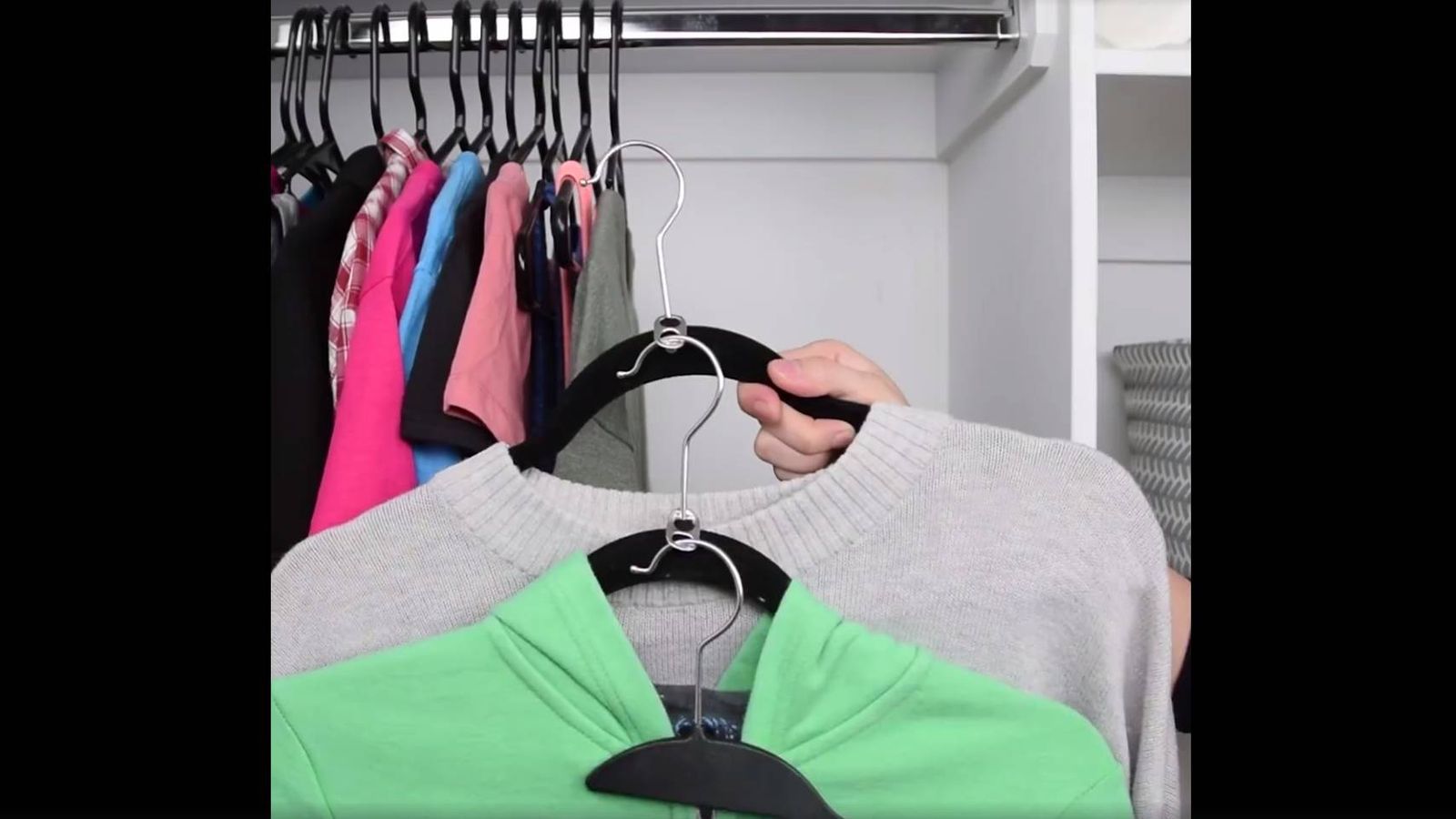Foto: Una simple chapa de lata uniendo perchas y te cabe el doble de ropa en el armario.
