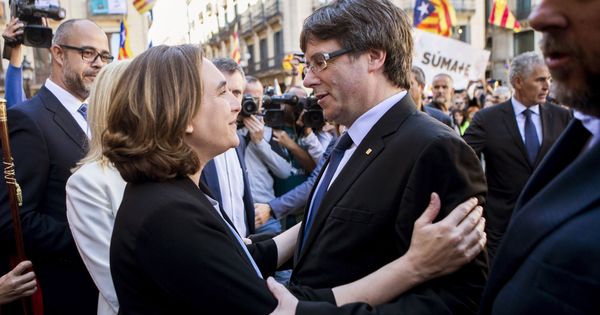 Foto: La alcaldesa de Barcelona, Ada Colau (i), saluda al presidente de la Generalitat, Carles Puigdemont. (EFE)