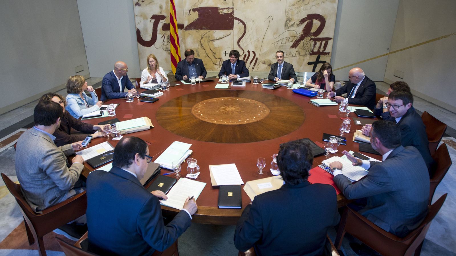 Foto: El presidente de la Generalitat de Catalunya, Carles Puigdemont (c), junto a todo el equipo de Gobierno. (EFE)