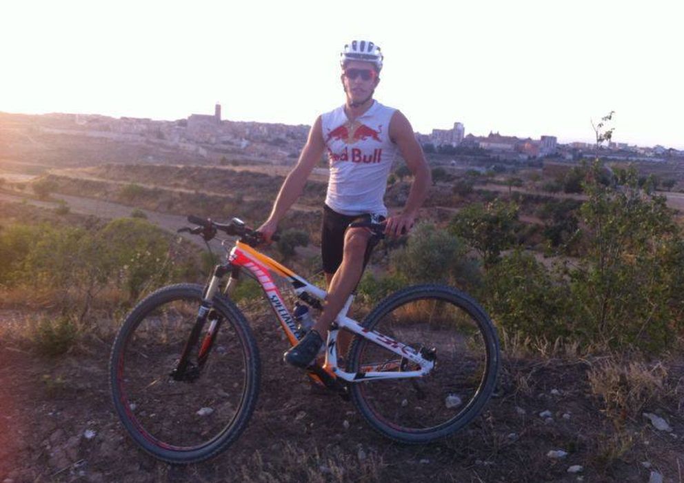 Foto: Marc Márquez montando en bicicleta en los alrededores de Cervera (Facebook).