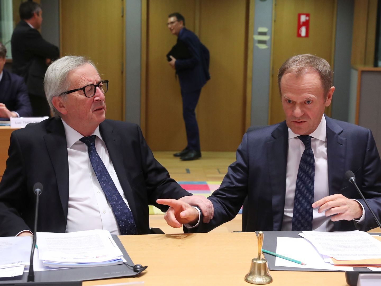 Jean-Claude Juncker, presidente de la Comisión Europea, junto a Tusk. (Reuters)