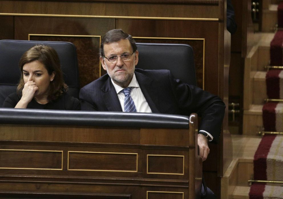 Foto: La vicepresidenta del Gobierno, Soraya Saénz de Santamaría, junto al presidente del Gobierno, Mariano Rajoy (Reuters)
