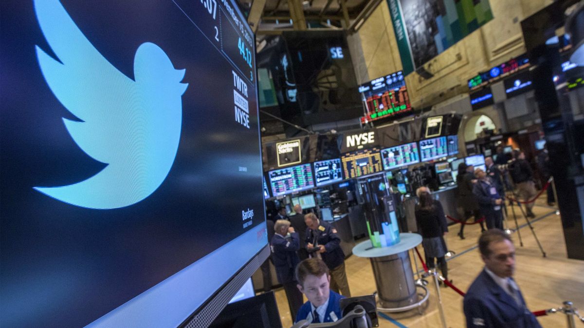 Twitter se dispara en bolsa tras reavivar su fundador los rumores de compra