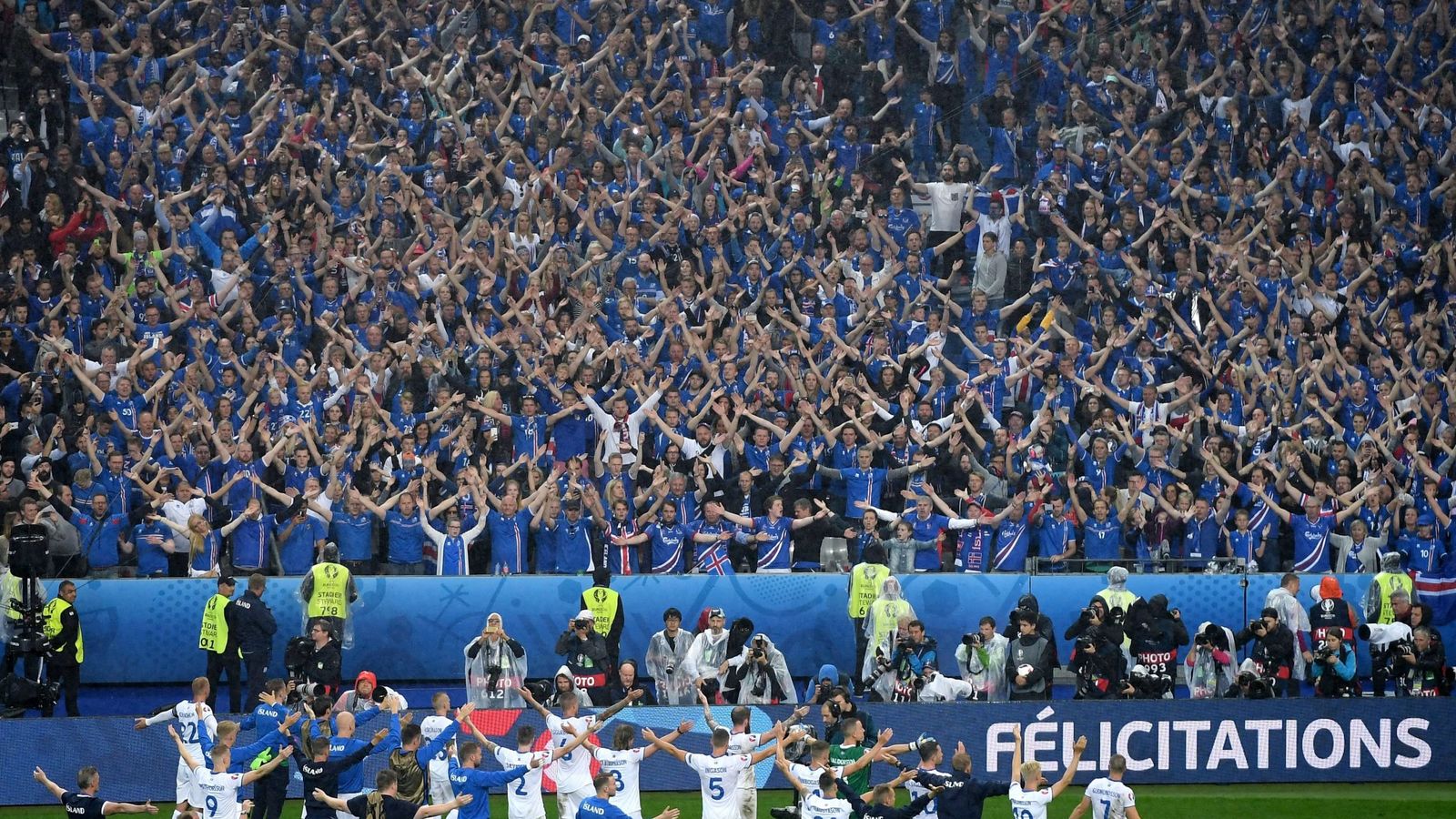 Foto: Jugadores de Islandia se despiden de su afición tras caer con Francia en los cuartos de final de la Eurocopa (EFE)