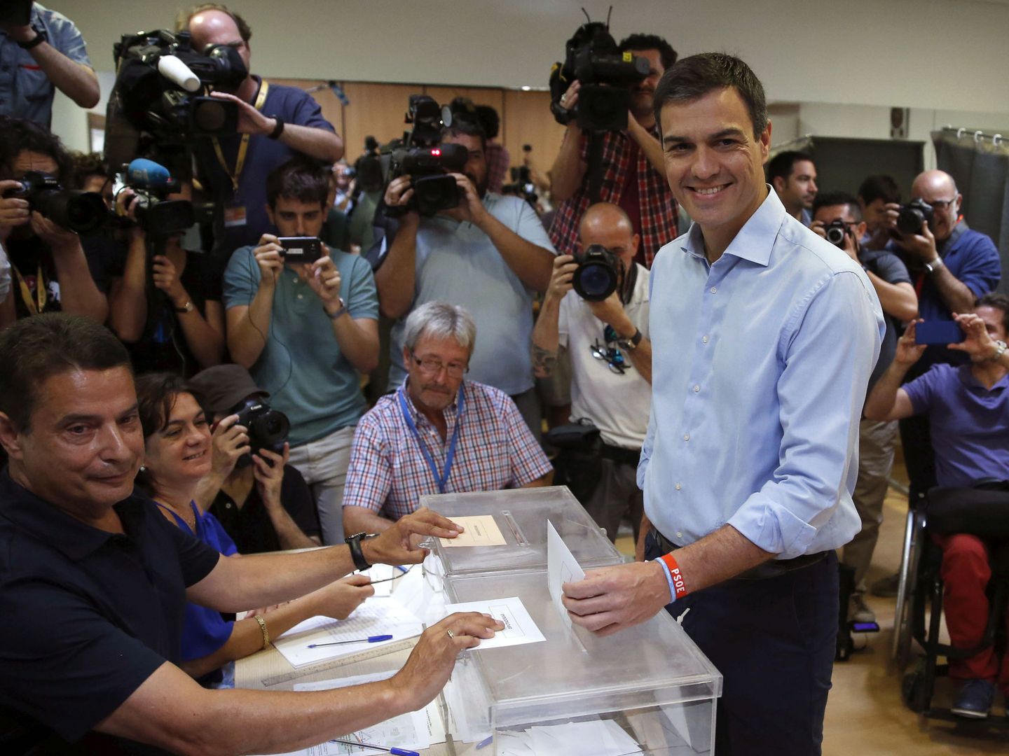 Pedro Sánchez vota en Pozuelo en 2016. EFE